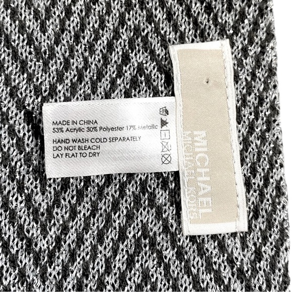 Michael Kors Women’s Chevron Scarf, Reversible Shawl Wrap,  Logo Label Inprint - Picture 15 of 16